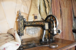 Z historie šití a šicích strojů